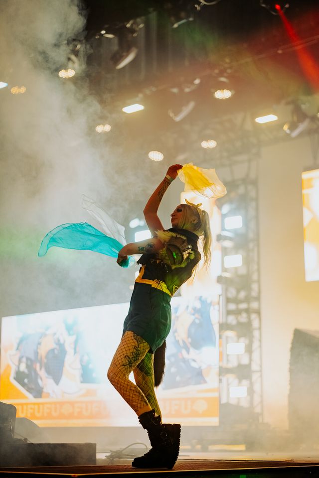 Whimsy Entertainment circus and party entertainer serving Northeast Ohio (near Cleveland & Columbus), Detroit and Pittsburgh — kids parties, balloons, bubbles, face painting, juggling, LED and fire performances.